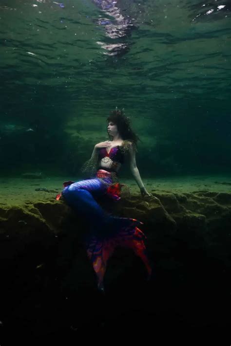 Underwater photo shoot in the icy water of a Canadian lake — a。